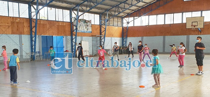 Los niños y niñas de 6 a 12 años reciben un servicio de cuidado infantil de calidad durante el horario de trabajo de sus padres.