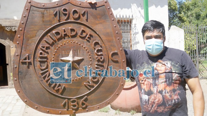 TALENTO LOCAL.- Este imponente escudo del pueblo lo hizo Juan González, él es uno de los mejores en trabajar el hierro, la chatarra y otras cosas.