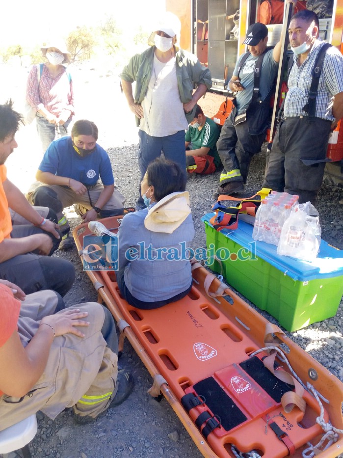 FUE RESCATADA.- La brigada bomberil de rescatistas finalmente dio con la vecina, la que fue cuidadosamente atendida para posteriormente ser trasladada pendiente abajo.