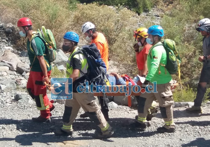EN ESPERA.- Las unidades de Bomberos debieron esperar hasta que la mujer fuera llevada a este sector con camino de piedra.