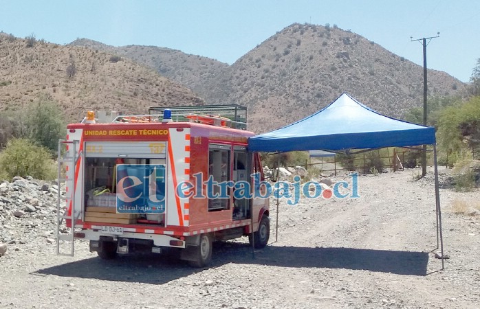 TRASLADO SEGURO.- Así fue trasladada la vecina hasta un lugar seguro para poder ser evaluada por médicos.