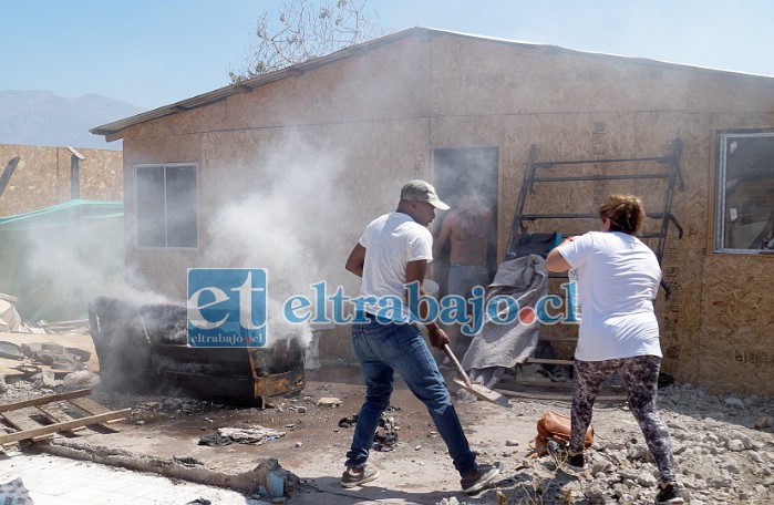 ACCIÓN INMEDIATA.- Las cámaras de Diario El Trabajo registran el momento de angustia que vivieron estos vecinos, intentando controlar el fuego y apagar un sillón en llamas.