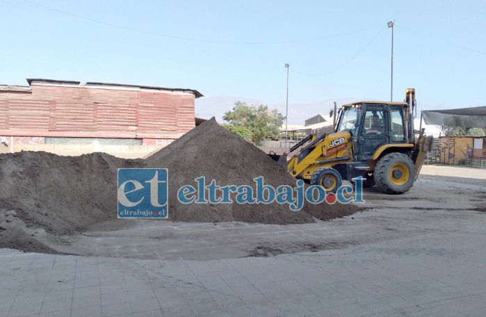 Con maquinaria pesada pagada por la propia Diana Valdés, remueven la cancha de arena desde el consejo local de deportes.