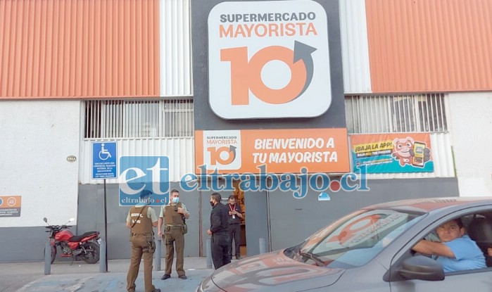 Un botín avaluado en cuatro millones de pesos entre dinero en efectivo y cigarrillos se llevaron delincuentes que asaltaron el supermercado ‘Mayorista 10’ en San Felipe.