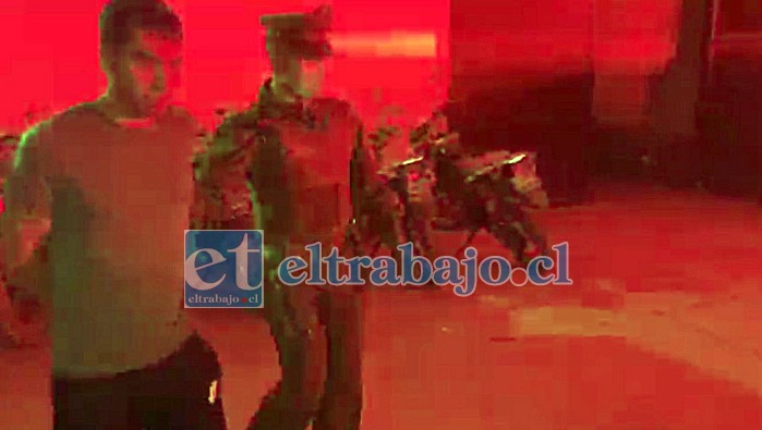 Francisco Chandía detenido por Carabineros, acusado del delito de parricidio frustrado.