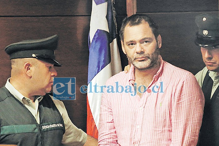 El abogado Cristián Rosselot fue detenido por Violencia Intrafamiliar tras agredir a su pareja la madrugada de ayer en la ciudad de San Felipe. En la imagen, en un procedimiento anterior cuando fue detenido por amenazas en febrero de 2019. (Foto latercera.cl)