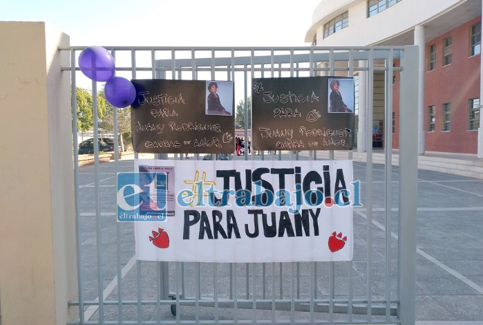 Fans colgaron lienzos pidiendo justicia por el fallecido integrante de la banda ‘Garras de Amor’.