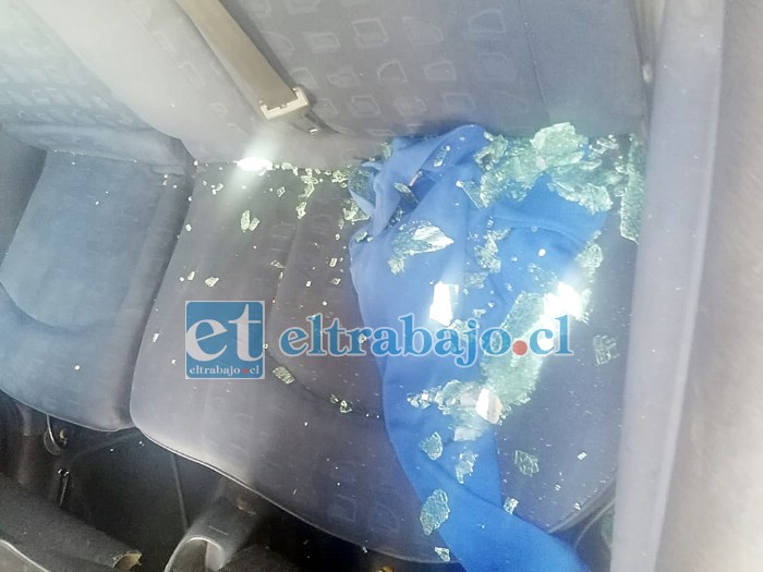 Así quedó el interior del automóvil de Rafael Boggio, sin la radio y lleno de vidrio quebrado.