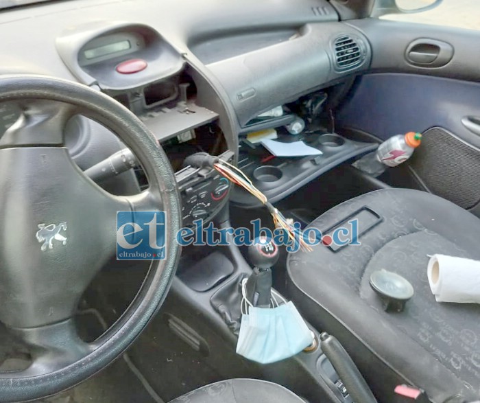 Así quedó el interior del automóvil de Rafael Boggio, sin la radio y lleno de vidrio quebrado.
