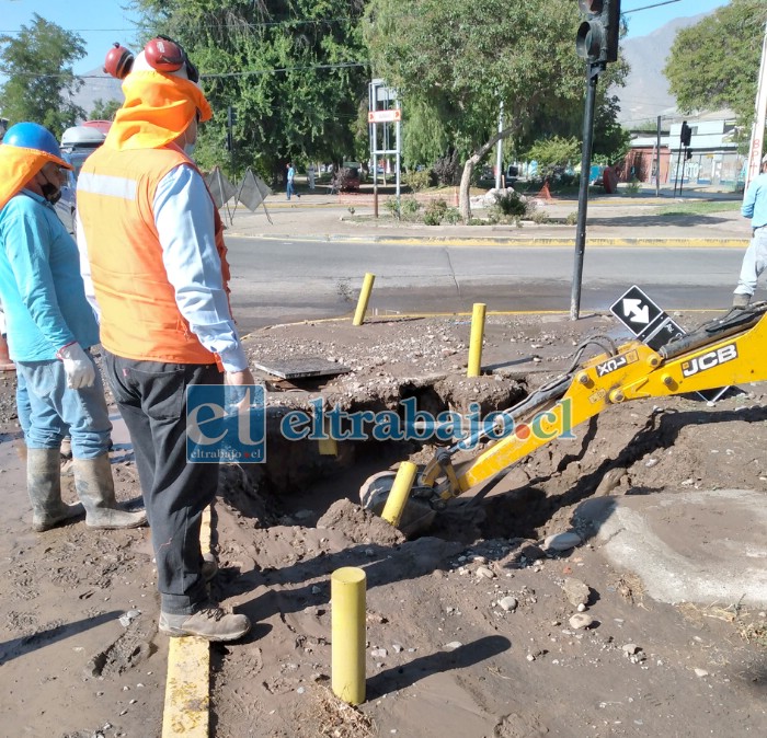 Este es el socavón que provocó la rotura de la matriz. Equipos de Esval trabajaron durante horas para reparar la estructura dañada.