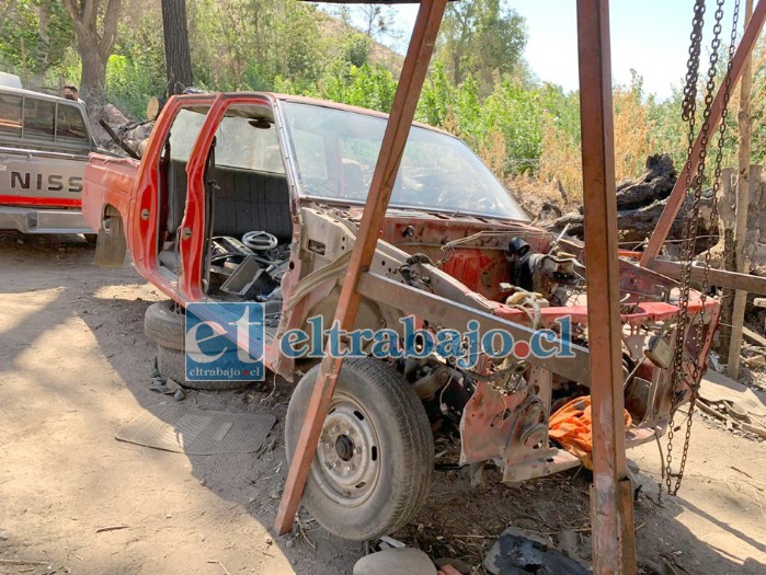 Así fueron encontradas las camionetas robadas en el sector de Tierras Blancas, unas ya desarmadas y otras listas para su desarme, como la camioneta Nissan que se aprecia al fondo.