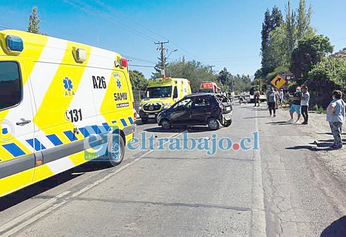 Personal del SAMU, Bomberos y Carabineros trabajaron en el lugar. (Imagen gentileza Putaendo Informa).