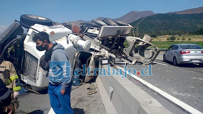 El grave accidente vehicular se registró en el sector de la Cuesta Chagres, donde un camión betonero volcó en medio de las dos pistas.