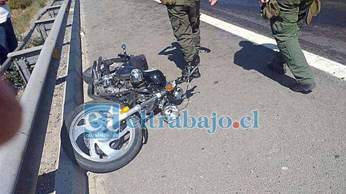 Un motociclista sufrió lesiones graves tras caer producto del derrame de petróleo del vehículo mayor.