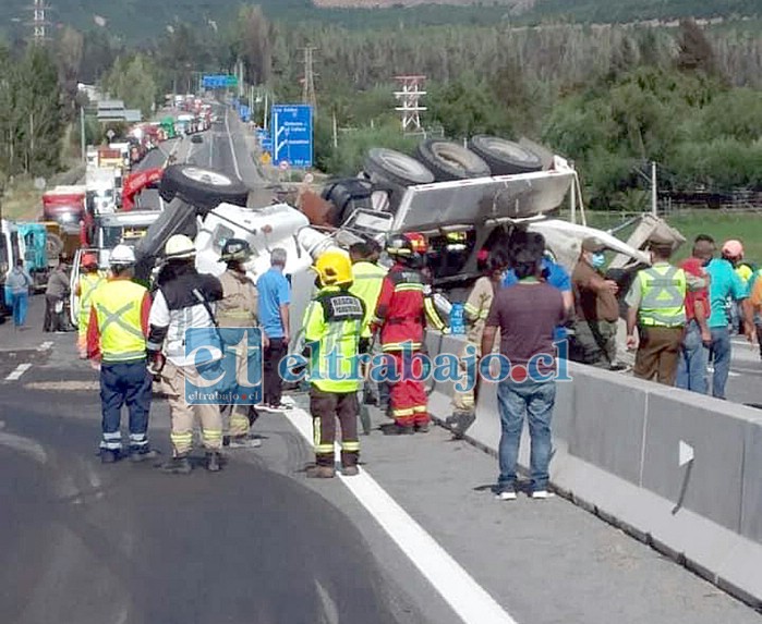Al lugar llegó personal de emergencia de la Autopista, Carabineros, SAMU y Bomberos para poder ayudar en la emergencia.