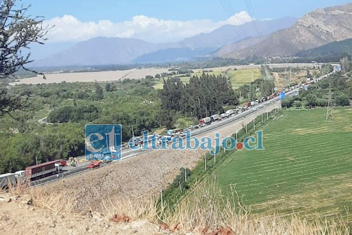 Un ‘taco’ kilométrico se produjo en el sector a raíz del accidente.