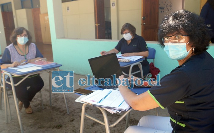 CON VENTILACIÓN.- Estas profesoras de la Escuela Especial Sagrado Corazón llevan parte de su trabajo al aire libre.