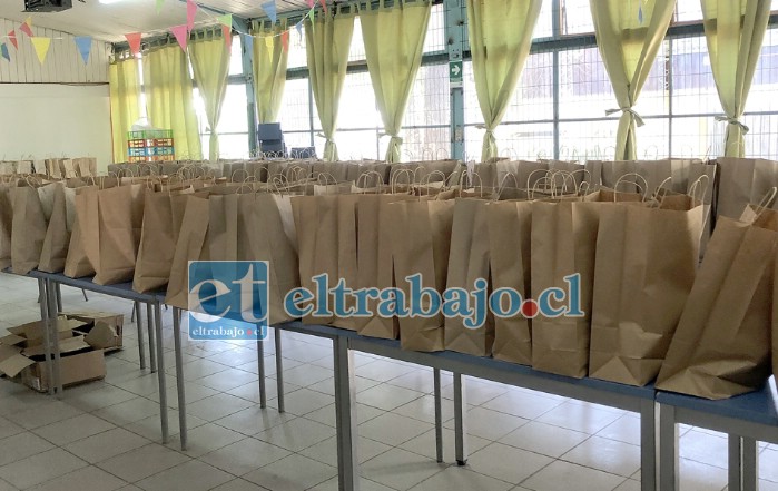 SAGRADOS ALIMENTOS.- Estas son las bolsas con mercadería que cada estudiante recibe para ser usadas en su hogar gracias a Junaeb.