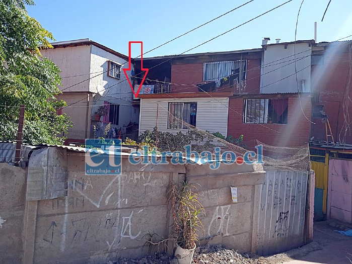 UNA TRAGEDIA.- Desde este tercer piso cayó el pequeño niño, resultando sus heridas incompatibles con la vida.