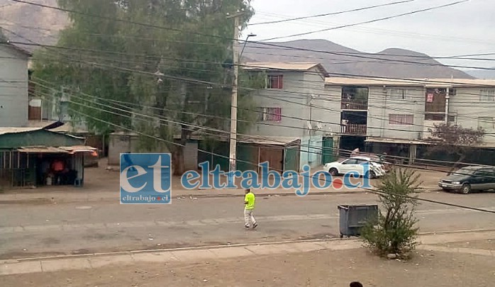 Este es el lugar y el poste al cual se colgó el sujeto, quien ni con la presencia de vecinos pasando por el lugar se asustó para deponer su accionar.