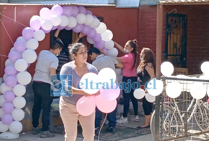 ESPERANDO A VALERIA.- La tarde de este martes se realizaban los preparativos para recibir el cuerpo de la joven Valeria en Villa Departamental.