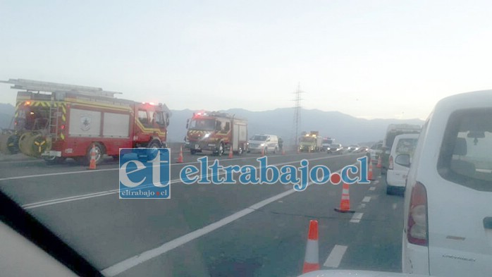 Bastante expectación causó la emergencia, con numerosos carros de Bomberos apostados a orilla de la carretera. (Foto redes sociales)