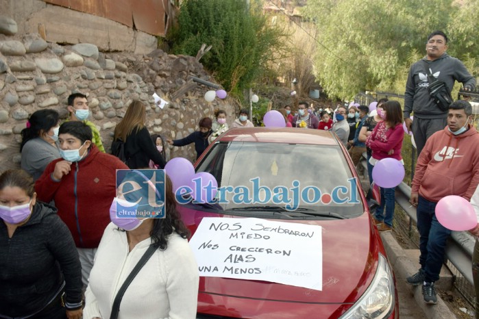 MASIVA DESPEDIDA.- El angosto camino de calle Las Copas se hizo intransitable la mañana de este viernes en Algarrobal.