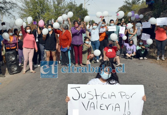 NUEVA ALGARROBAL.- En Nueva Algarrobal los vecinos se lanzaron a las calles para recibir y despedir a su vecina, esta niña mostró también su mensaje en este cartel.