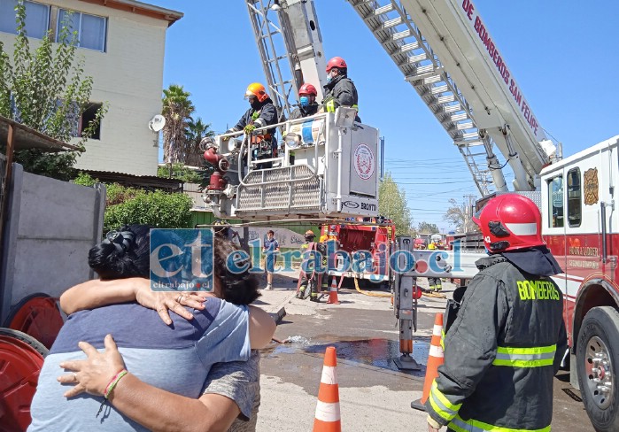 DRAMA EN LA DEPARTAMENTAL.- Personal de Bomberos en el lugar debieron usar la unidad MX-2 a escala, mientras una mujer abraza a su vecina, demostrando la pena por la situación.
