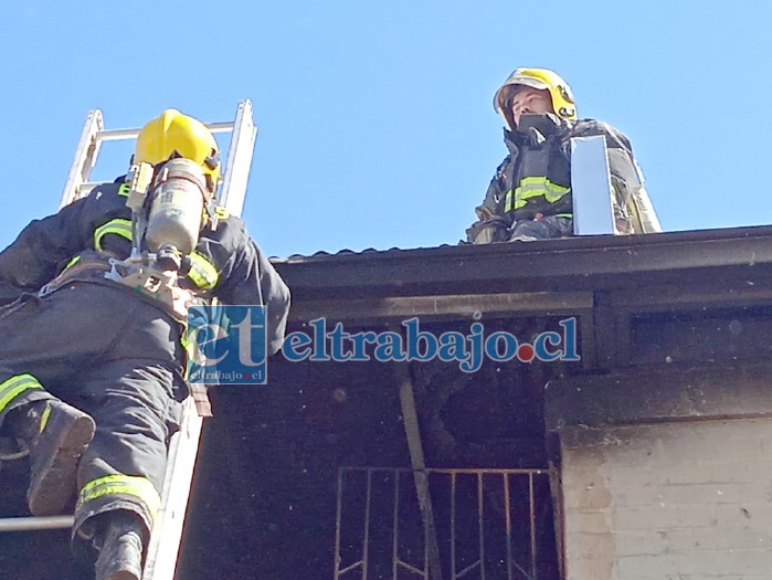 PELIGROSA LABOR.- Bomberos voluntarios debieron emplearse a fondo para aplacar las llamas en este bloque de departamentos.