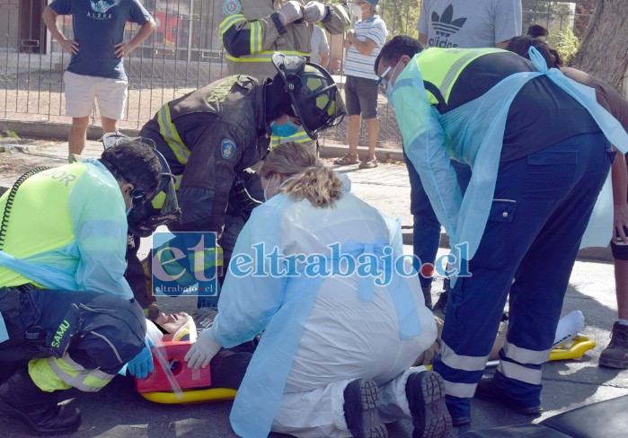 VOLÓ POR LOS AIRES.- Fue tan aparatoso el impacto que el motociclista voló con su moto por los aires, estrellándose contra una palmera del bandejón y terminando aparatosamente en la vía contraria de la avenida.