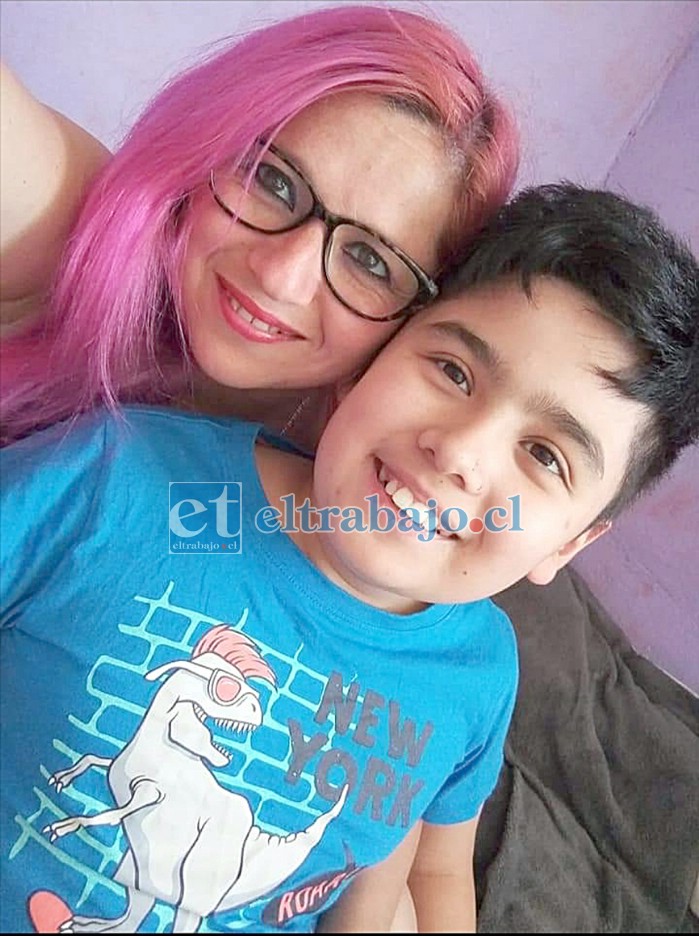 PAMELA Y SU HIJO.- Hoy Nahuel se encuentra bien y recuperado, aunque el miedo está latente en esta familia llayllaína.