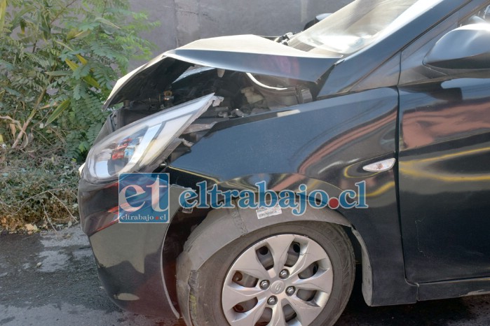 A REPARACIONES.- Así quedó el colectivo, el otro auto no sufrió daños mayores. Un día con mucha violencia en las calles.